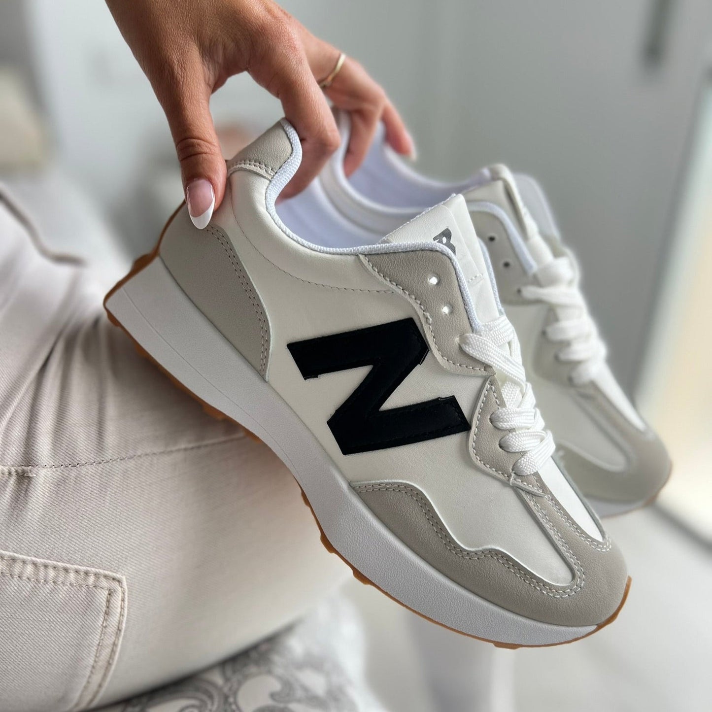 Zapatillas con la N en negra SOLO TALLAS 36