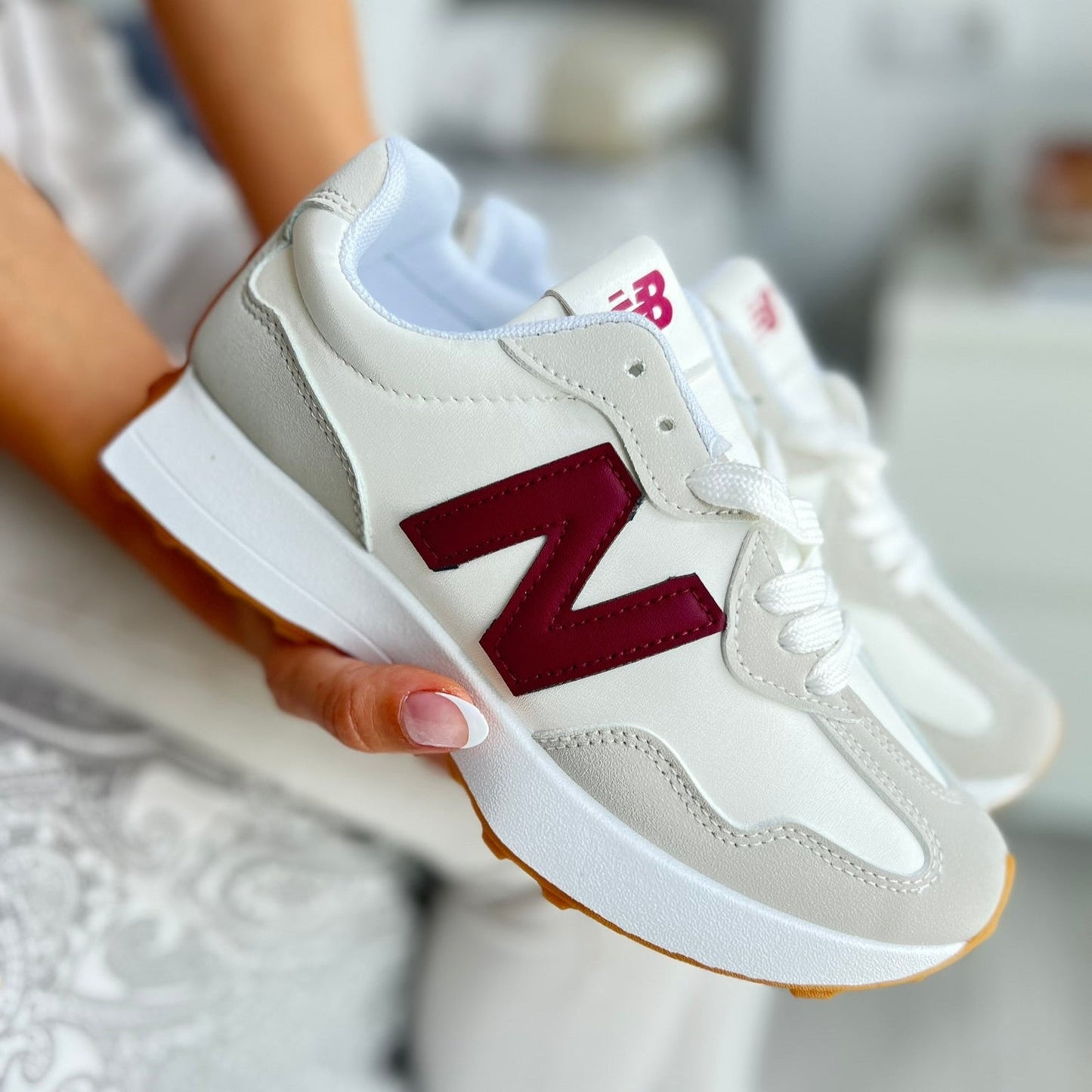 Zapatillas con la N en burdeo solo talla 36