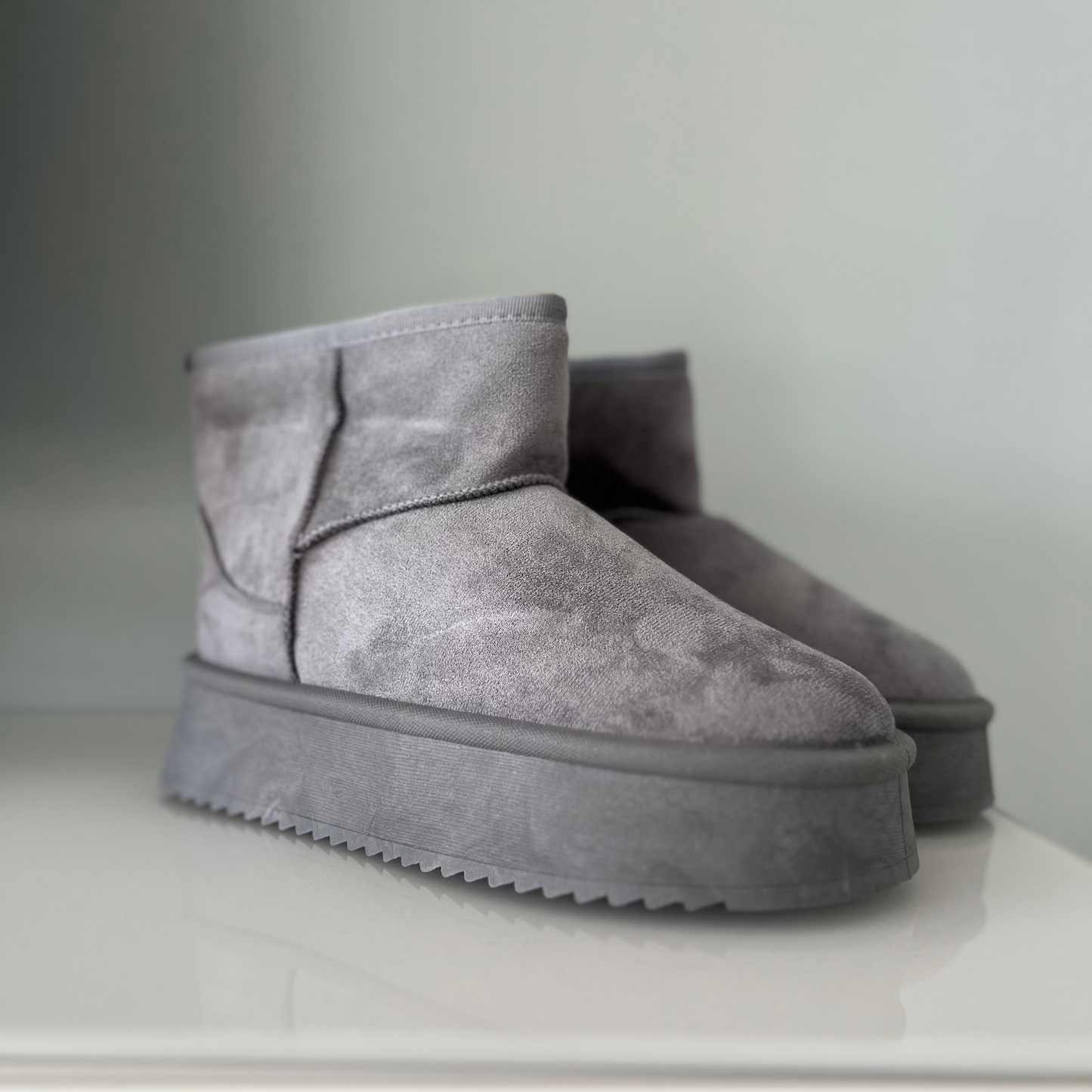 Botitas marca Gris calidad premium con pelo interior para el frío