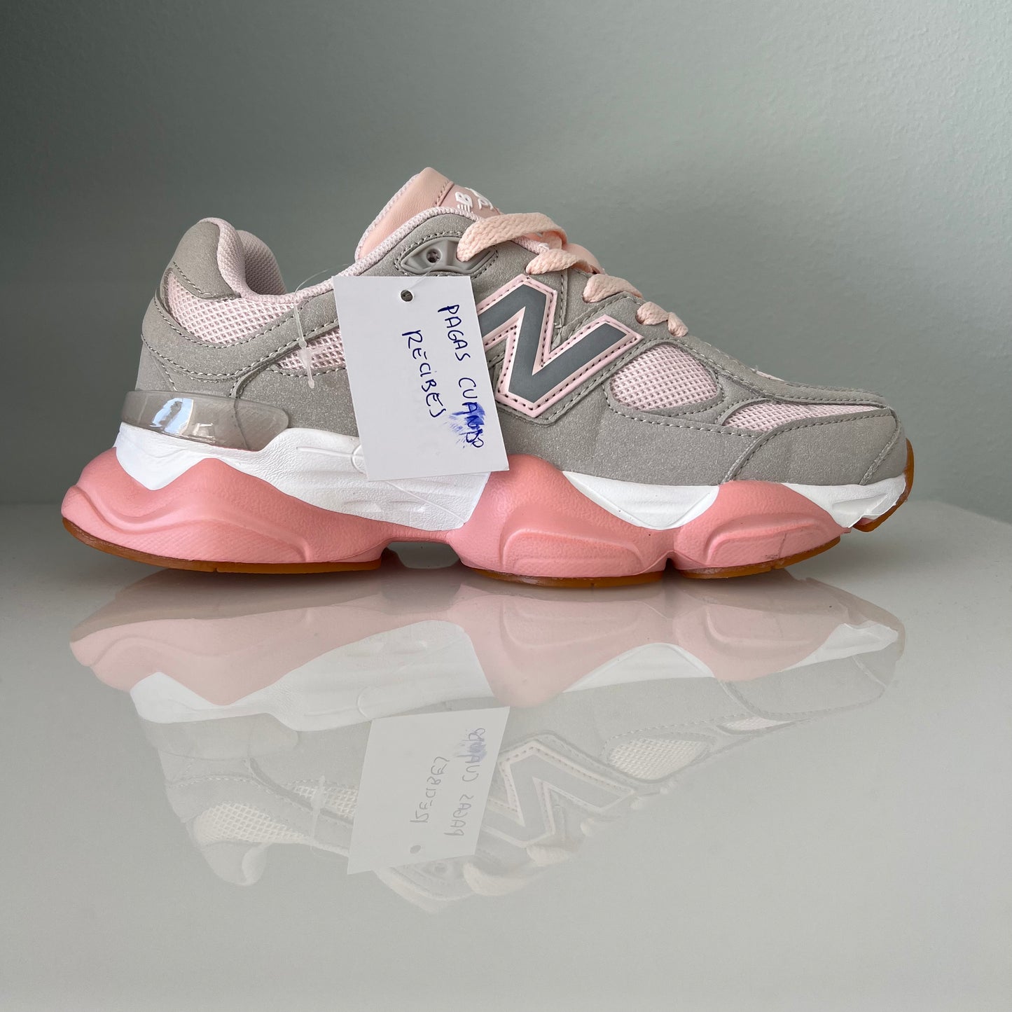 Zapatillas premium modelo 9060 en Rosa con detalles Blancos