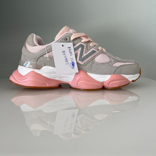 Zapatillas premium modelo 9060 en Rosa con detalles Blancos