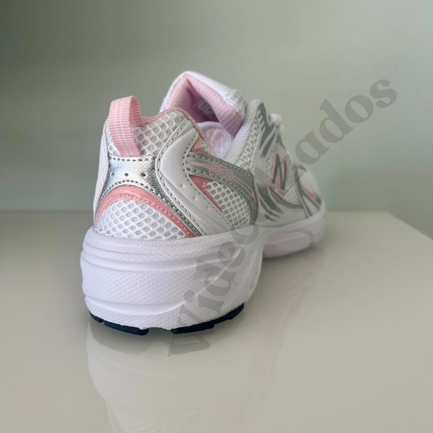Zapatillas para niñas premium modelo 530 blanca con detalles rosa tallas 30-35