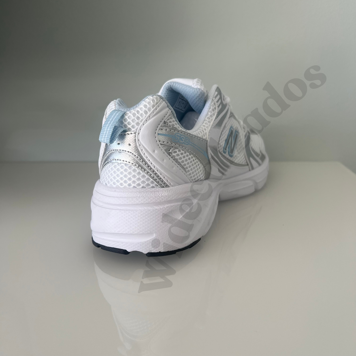Zapatillas premium modelo 530 blanca con detalles azul