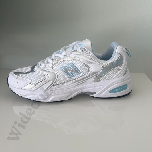 Zapatillas premium modelo 530 blanca con detalles azul
