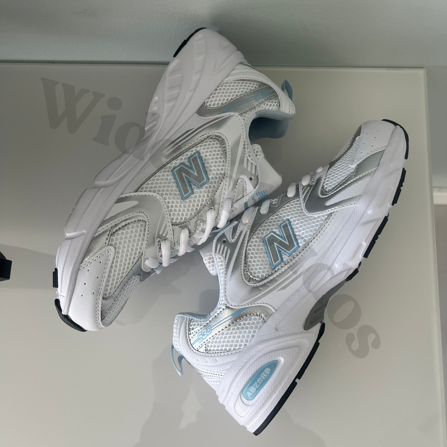 Zapatillas premium modelo 530 blanca con detalles azul