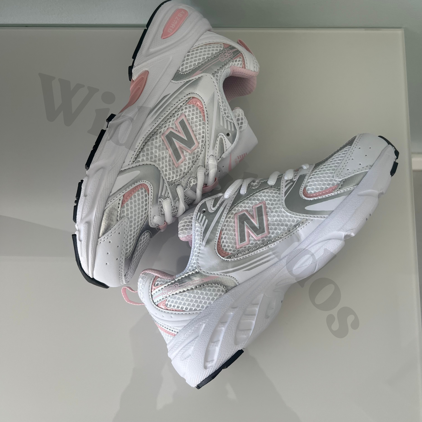 Zapatillas para niñas premium modelo 530 blanca con detalles rosa tallas 30-35